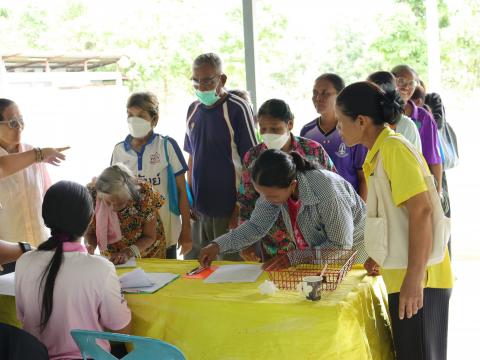 โครงการดวงตาสดใส ใส่ใจด้วยการมองเห็นด้วยแว่นตา