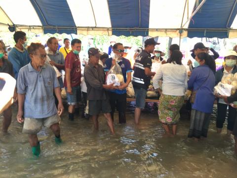 ตุลาคม 2565 องค์การบริหารส่วนตำบลทุ่งวัง ลงพื้นที่ช่วยน้ำท่วม