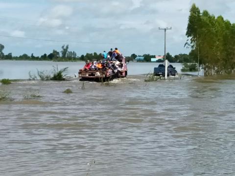 ตุลาคม 2565 องค์การบริหารส่วนตำบลทุ่งวัง ลงพื้นที่ช่วยน้ำท่วม