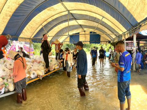 ตุลาคม 2565 องค์การบริหารส่วนตำบลทุ่งวัง ลงพื้นที่ช่วยน้ำท่วม