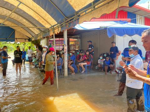 ตุลาคม 2565 องค์การบริหารส่วนตำบลทุ่งวัง ลงพื้นที่ช่วยน้ำท่วม