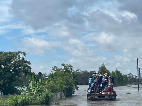 ตุลาคม 2565 องค์การบริหารส่วนตำบลทุ่งวัง ลงพื้นที่ช่วยน้ำท่วม