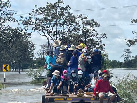 ตุลาคม 2565 องค์การบริหารส่วนตำบลทุ่งวัง ลงพื้นที่ช่วยน้ำท่วม