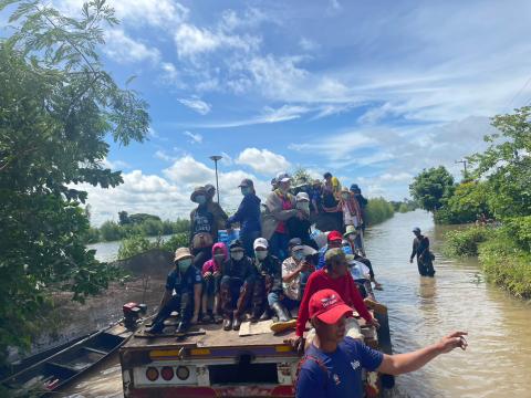 ตุลาคม 2565 องค์การบริหารส่วนตำบลทุ่งวัง ลงพื้นที่ช่วยน้ำท่วม