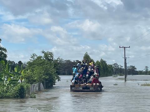 ตุลาคม 2565 องค์การบริหารส่วนตำบลทุ่งวัง ลงพื้นที่ช่วยน้ำท่วม