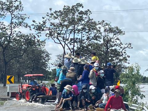 ตุลาคม 2565 องค์การบริหารส่วนตำบลทุ่งวัง ลงพื้นที่ช่วยน้ำท่วม