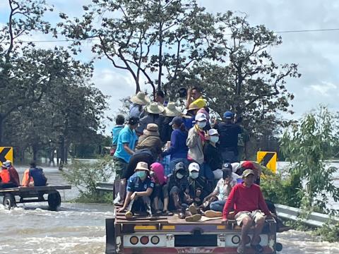 ตุลาคม 2565 องค์การบริหารส่วนตำบลทุ่งวัง ลงพื้นที่ช่วยน้ำท่วม