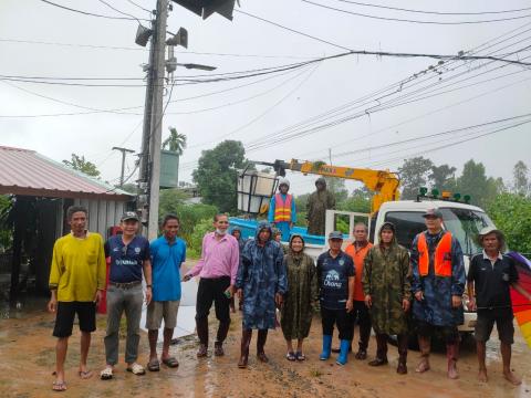 ตุลาคม 2565 องค์การบริหารส่วนตำบลทุ่งวัง ลงพื้นที่ช่วยน้ำท่วม